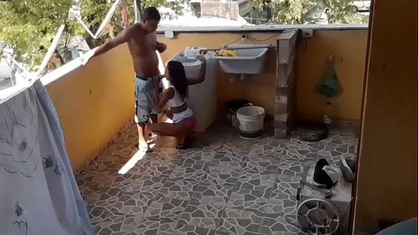 Enteada que estava lavando roupa foi Surpreendida pelo padrasto pervertido que botou ela para chutar seu pênis fuder de quatro.