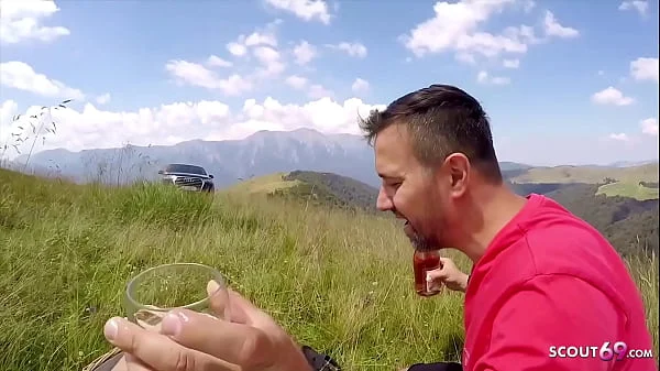 Echtes junges Paar treibt es auf der Wiese im Urlaub in den Alpen - German POV